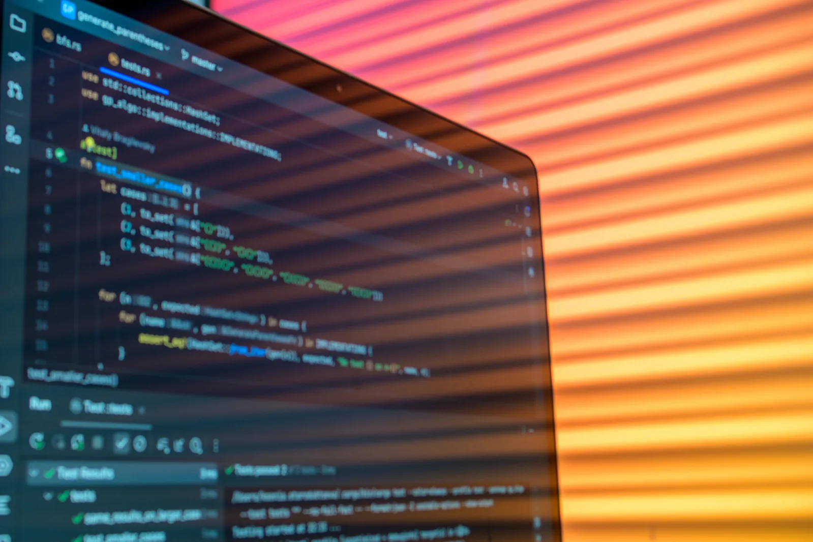 Code auf Bildschirm als Symbol für technische Qualität