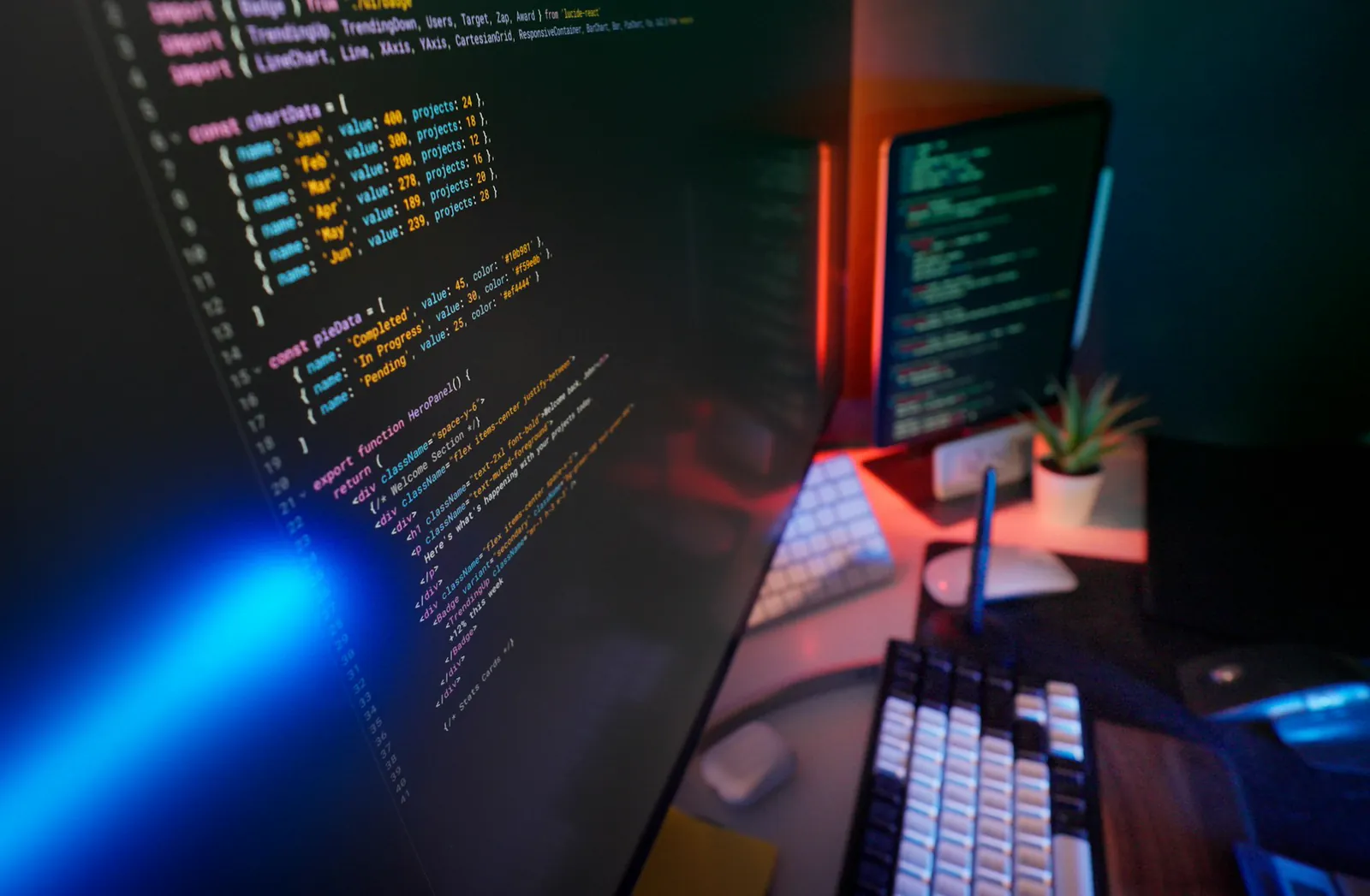 Moderner Entwicklungsarbeitsplatz mit Code auf mehreren Bildschirmen